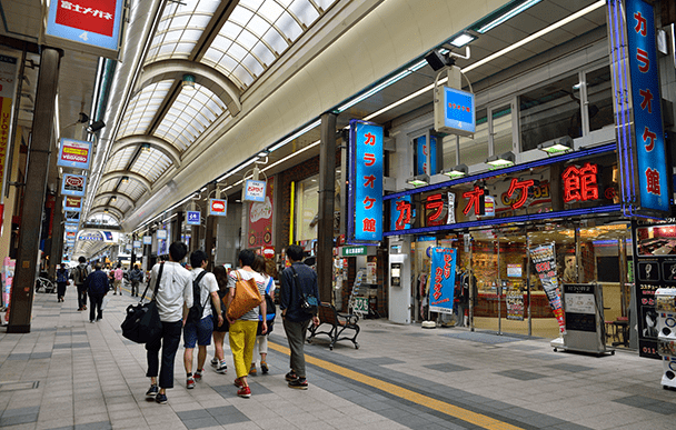 狸小路商店街 - ■ 地址〒060-0062 札幌市中央區南2、3、西1-7※從飯店步行約4分鐘 北海道最古老、規模最大的商店街。長長的拱廊也很有特色。從經營60年的老字號店鋪到最新的時尚店鋪，是品味的融合。