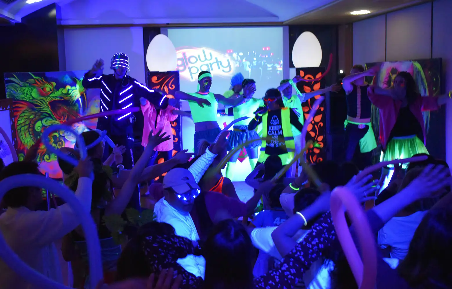 夜間娛樂秀與主題派對