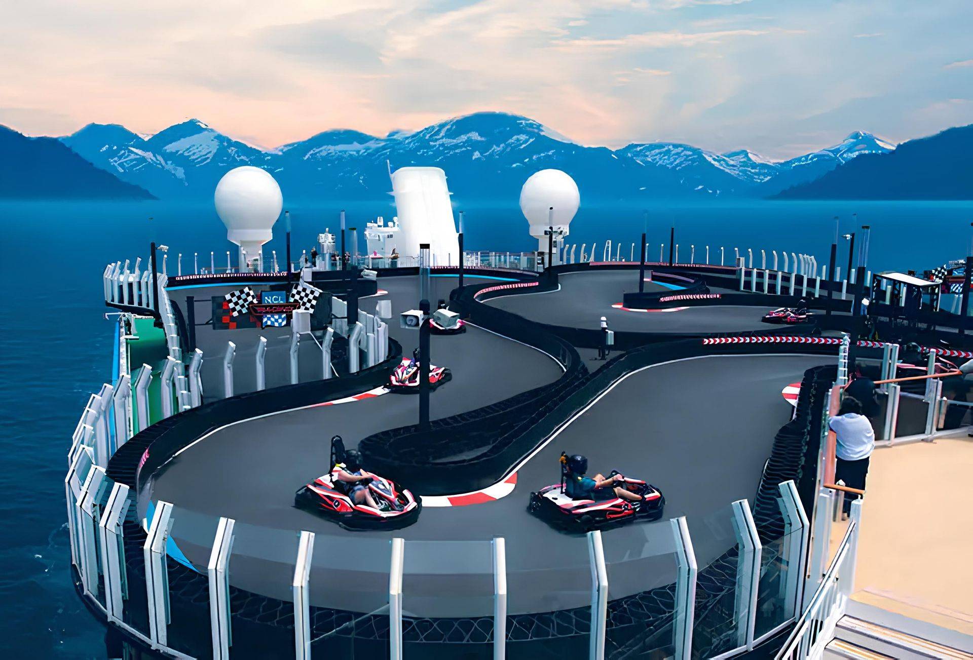 飛航郵輪推薦Joy Speedway - Joy Speedway 在海上體驗飆速快感！穿越髮夾彎、衝向終點旗，只有在 Norwegian 諾唯真郵輪，才能享受到在船上開賽車的極致快感。