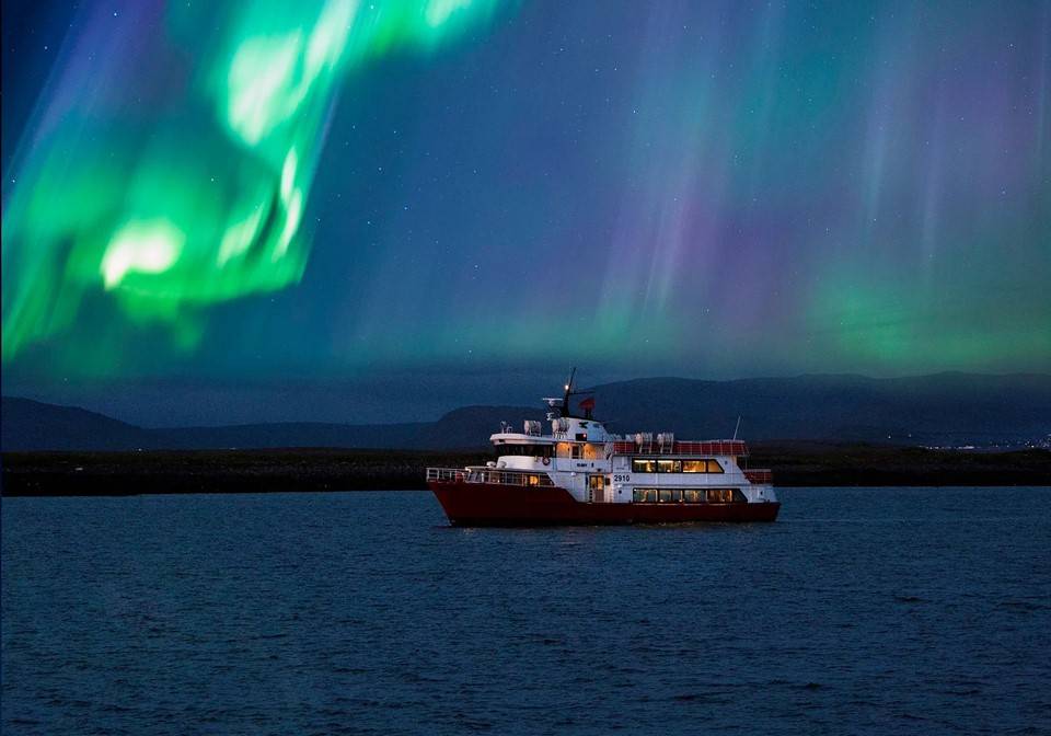 【經典冰島夢幻極光10日】極光船、藍湖溫泉、藍冰洞、熔岩秀、時尚巴黎
